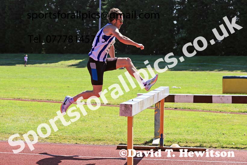 Mens 3000 metres steeplechase, 2024 NE Masters Track and Field Champs., Monkton Stadium, Jarrow.  Photo: David T. Hewitson/Sports for All Pics